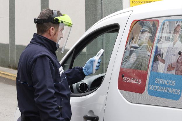 Control de acceso y temperatura a la entrada del recinto de la Feria de Muestras, donde se ha instalado un hospital de campaña. 