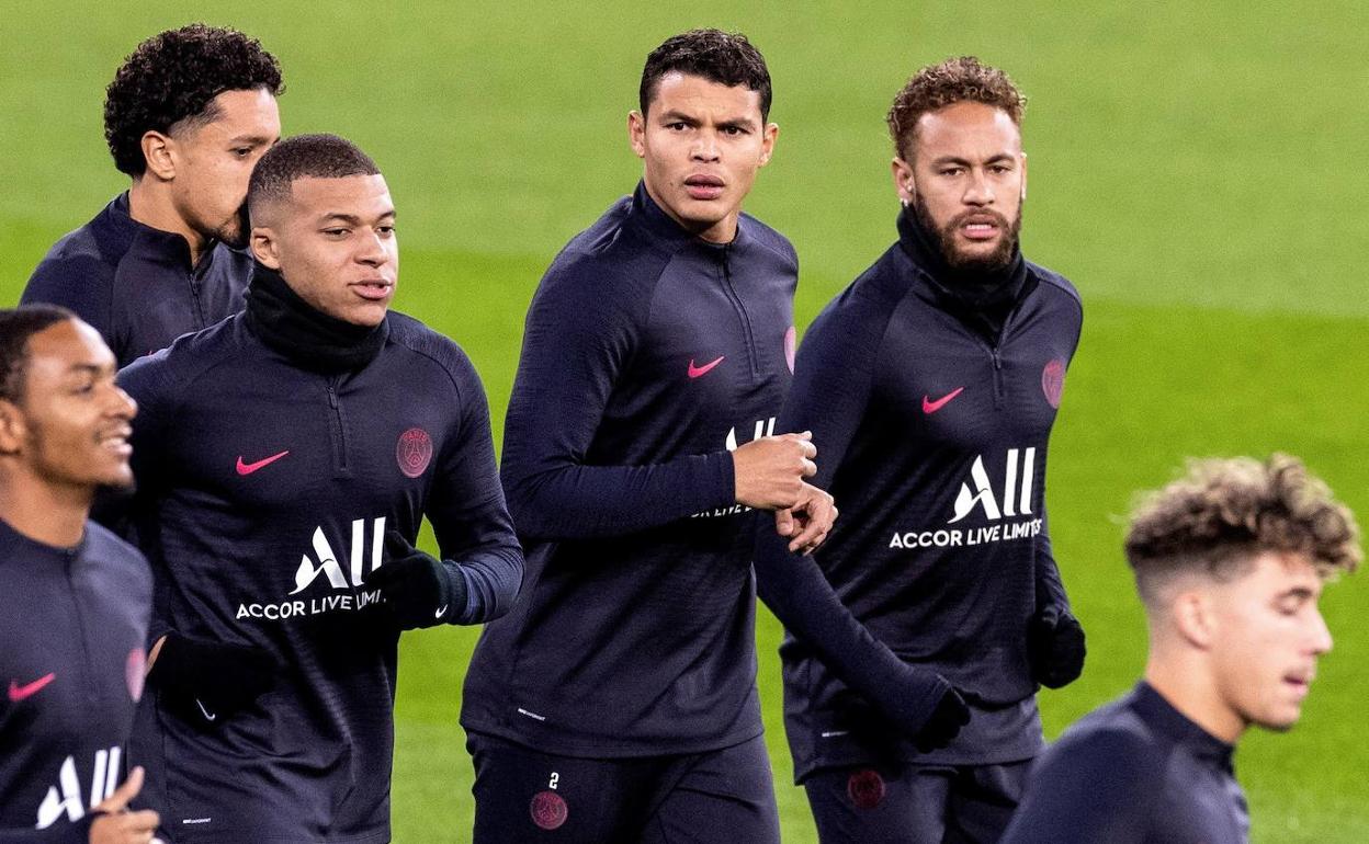 Mbappé y Neymar, junto a otros futbolistas del PSG durante un entrenamiento. 