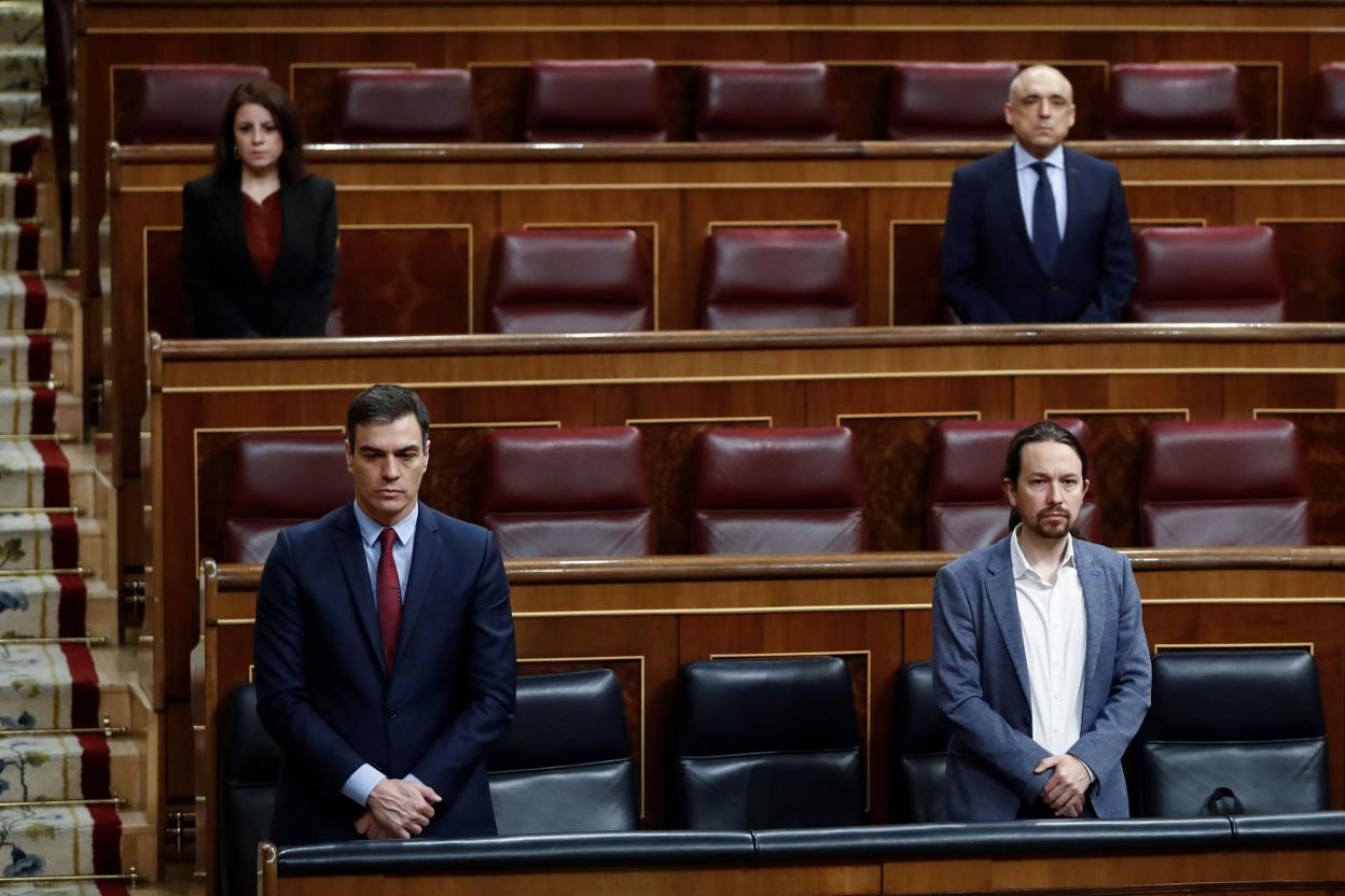 Pedro Sánchez, Pablo Iglesias, Adriana Lastra y el diputado socialista Rafael Simancas, ayer durante el minuto de silencio en el Congreso. 