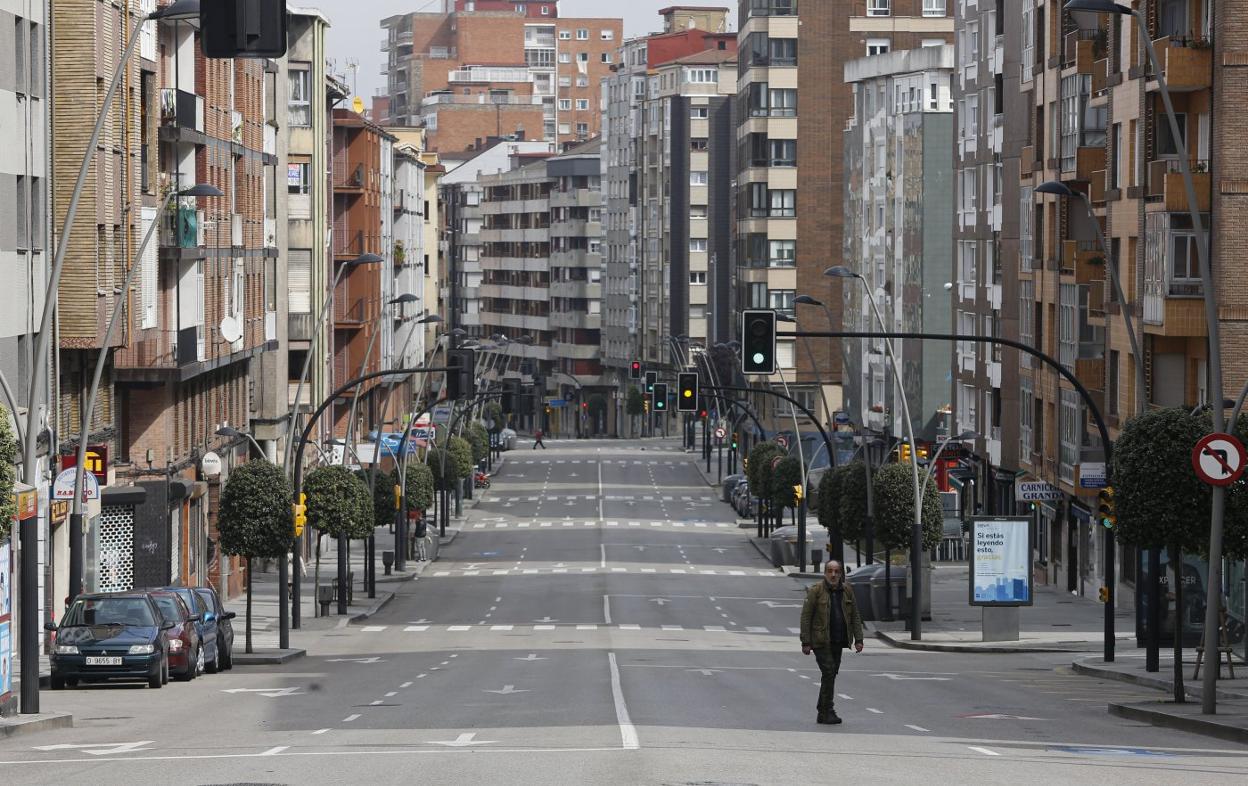 La calle de Ramón y Cajal, ayer apenas transitada por dos personas durante la mañana. 