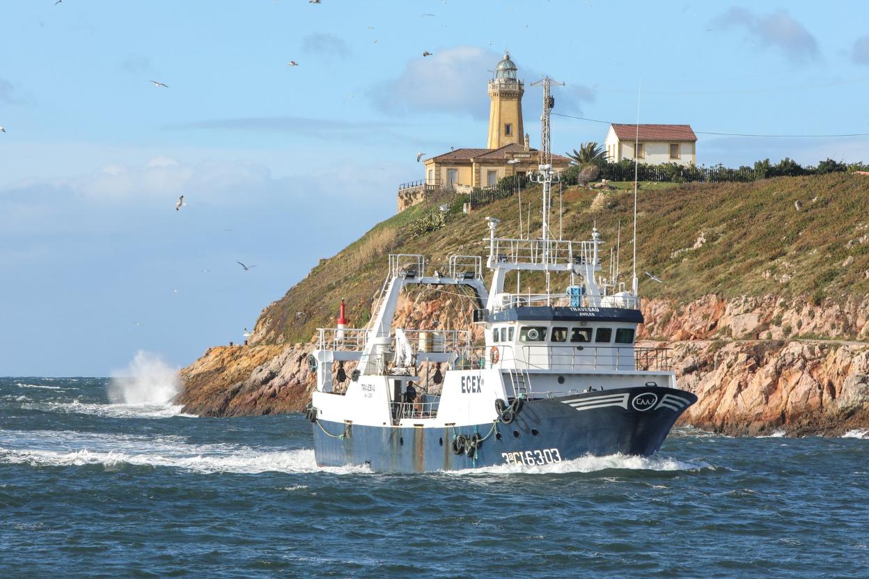 Un barco en la bocana de la ría. 