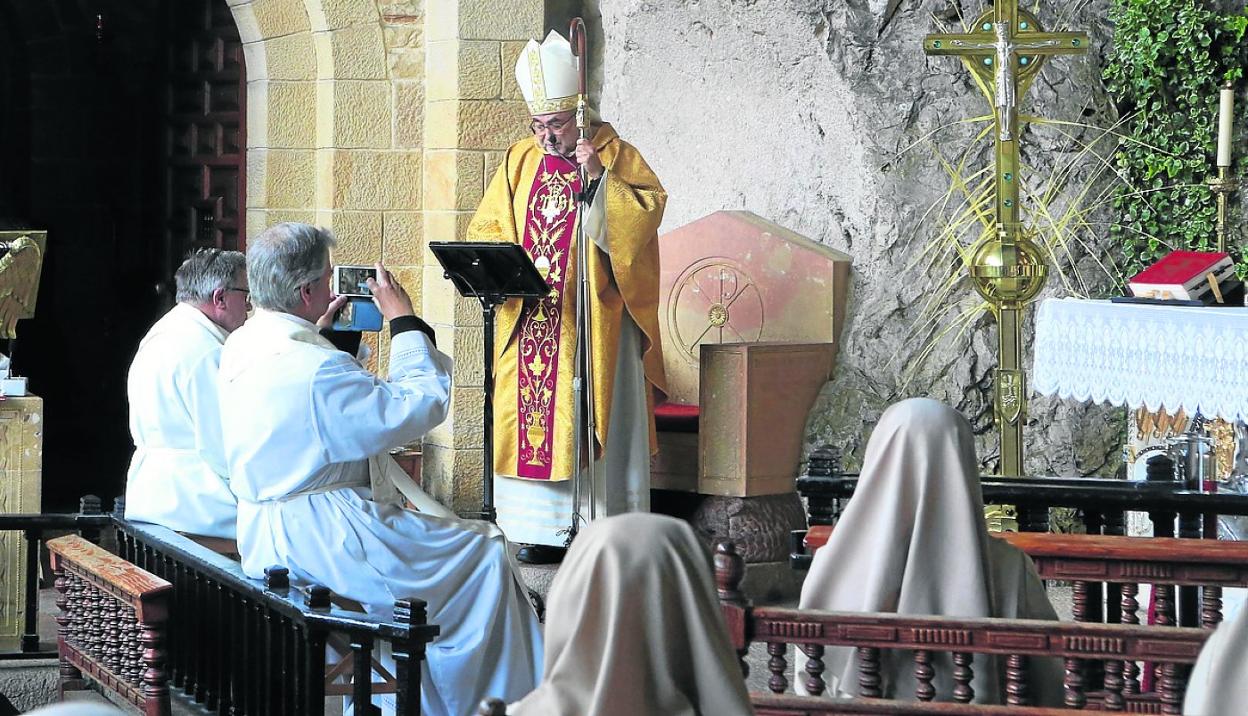 Santuario de Covadonga. El arzobispo ofició la misa de Jueves Santo desde Covadonga. XUAN CUETO