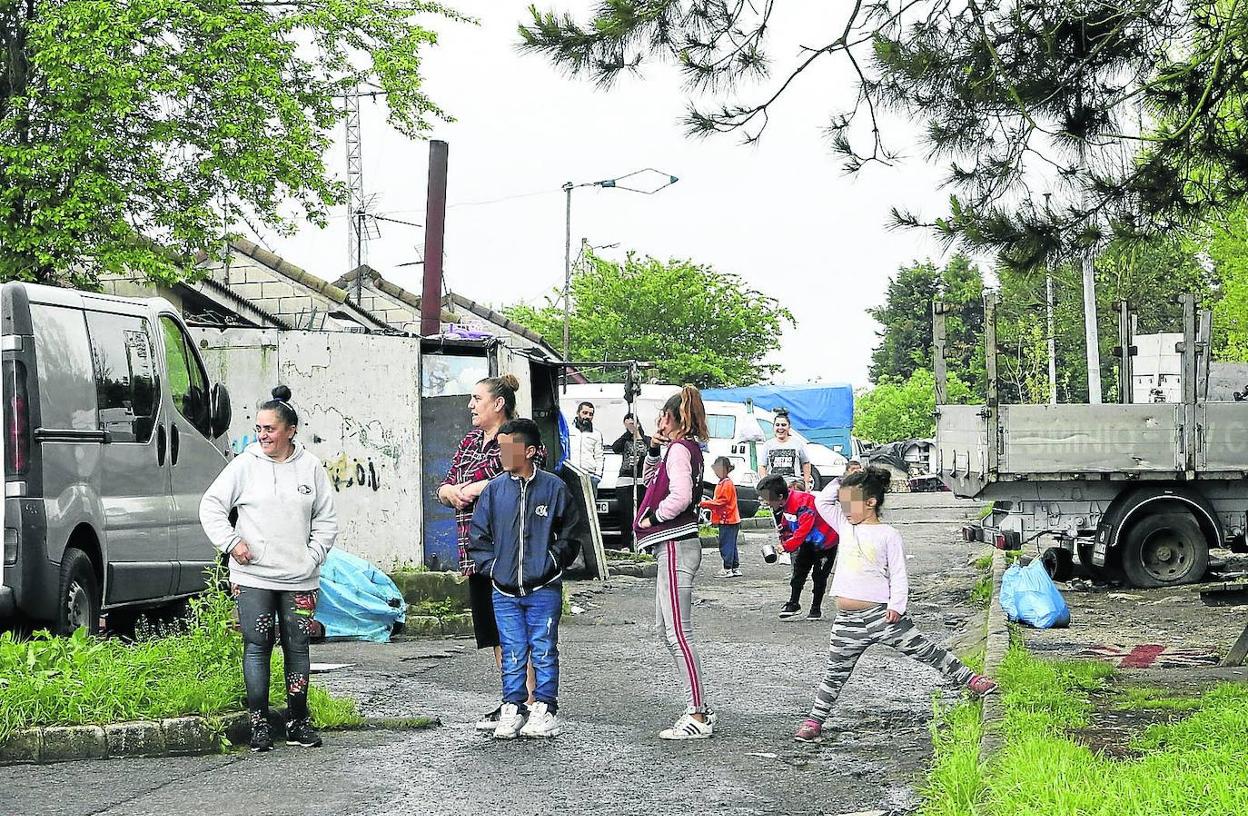 Habitantes del poblado de Picu Sierra, en la Sierra de Granda (Siero). Reclaman que algún organismo público les lleve alimentos. 