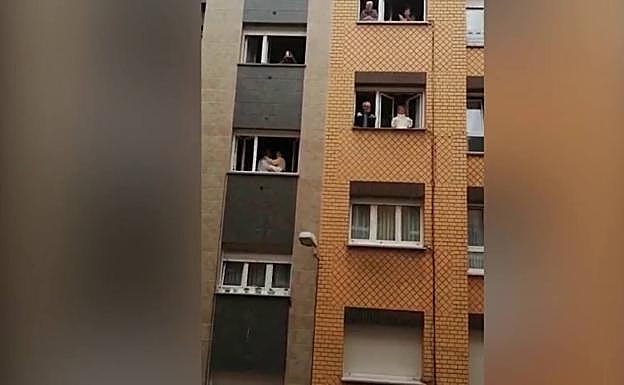 Sesión vermú a ritmo de Paquito el Chocolatero en Gijón