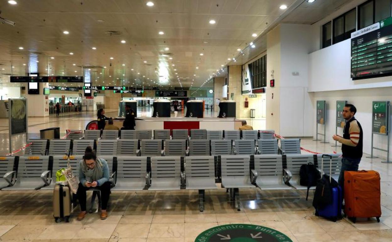 Viajeros en la estación de Sants, en Barcelona 