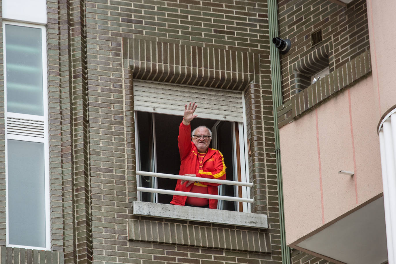 Avilés es fiel a sus tradiciones y el coronavirus no va a cambiar esta realidad. Los avilesinos han decidido celebrar, como cada año, la Comida en la Calle. Eso sí, en esta edición lo harán acompañados por sus vecinos y desde los balcones de sus casas. 