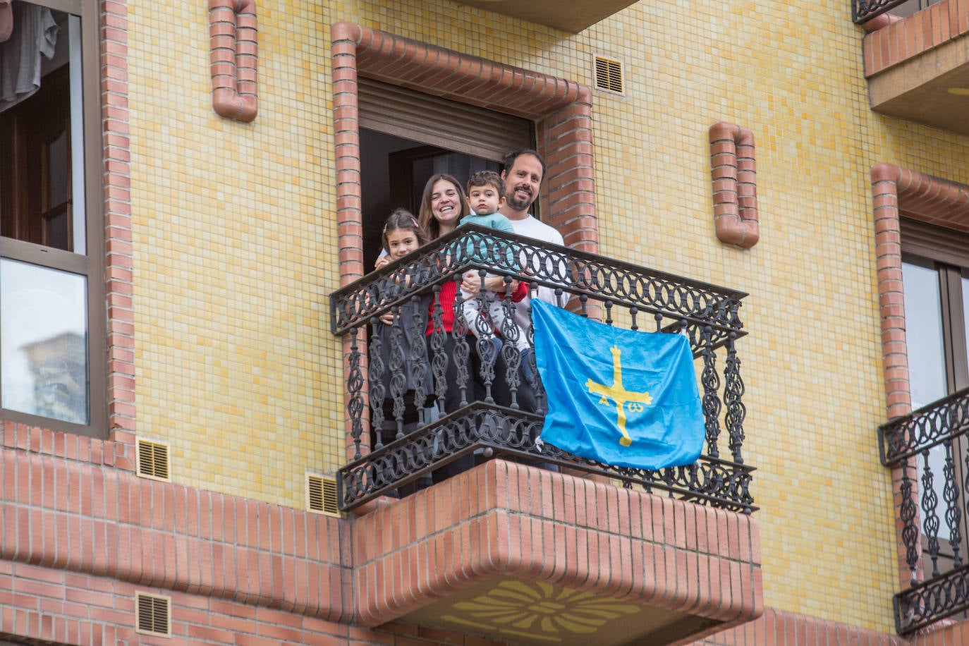 Avilés es fiel a sus tradiciones y el coronavirus no va a cambiar esta realidad. Los avilesinos han decidido celebrar, como cada año, la Comida en la Calle. Eso sí, en esta edición lo harán acompañados por sus vecinos y desde los balcones de sus casas. 