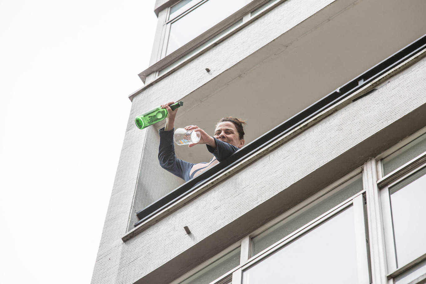 Avilés es fiel a sus tradiciones y el coronavirus no va a cambiar esta realidad. Los avilesinos han decidido celebrar, como cada año, la Comida en la Calle. Eso sí, en esta edición lo harán acompañados por sus vecinos y desde los balcones de sus casas. 