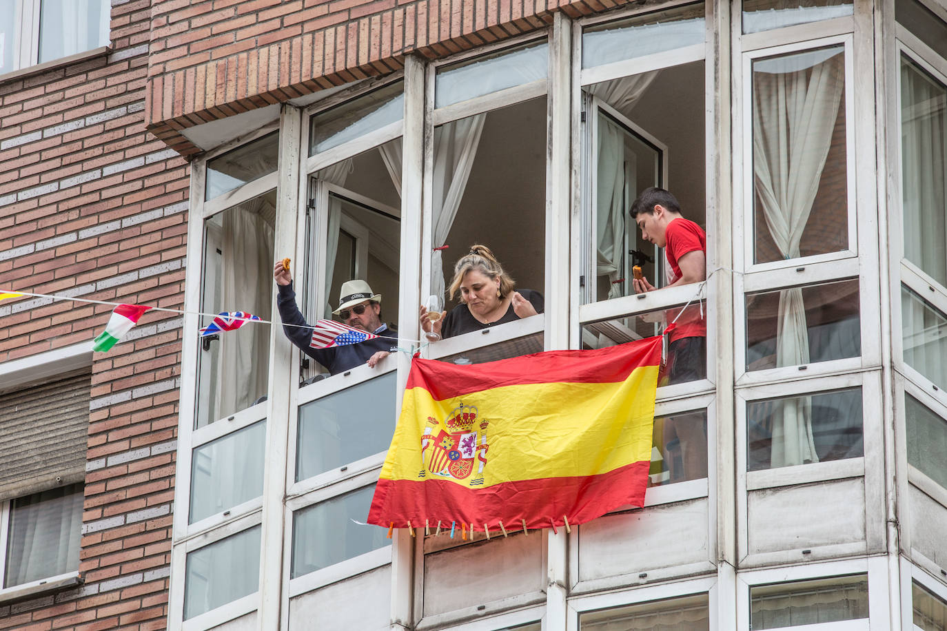 Avilés es fiel a sus tradiciones y el coronavirus no va a cambiar esta realidad. Los avilesinos han decidido celebrar, como cada año, la Comida en la Calle. Eso sí, en esta edición lo harán acompañados por sus vecinos y desde los balcones de sus casas. 