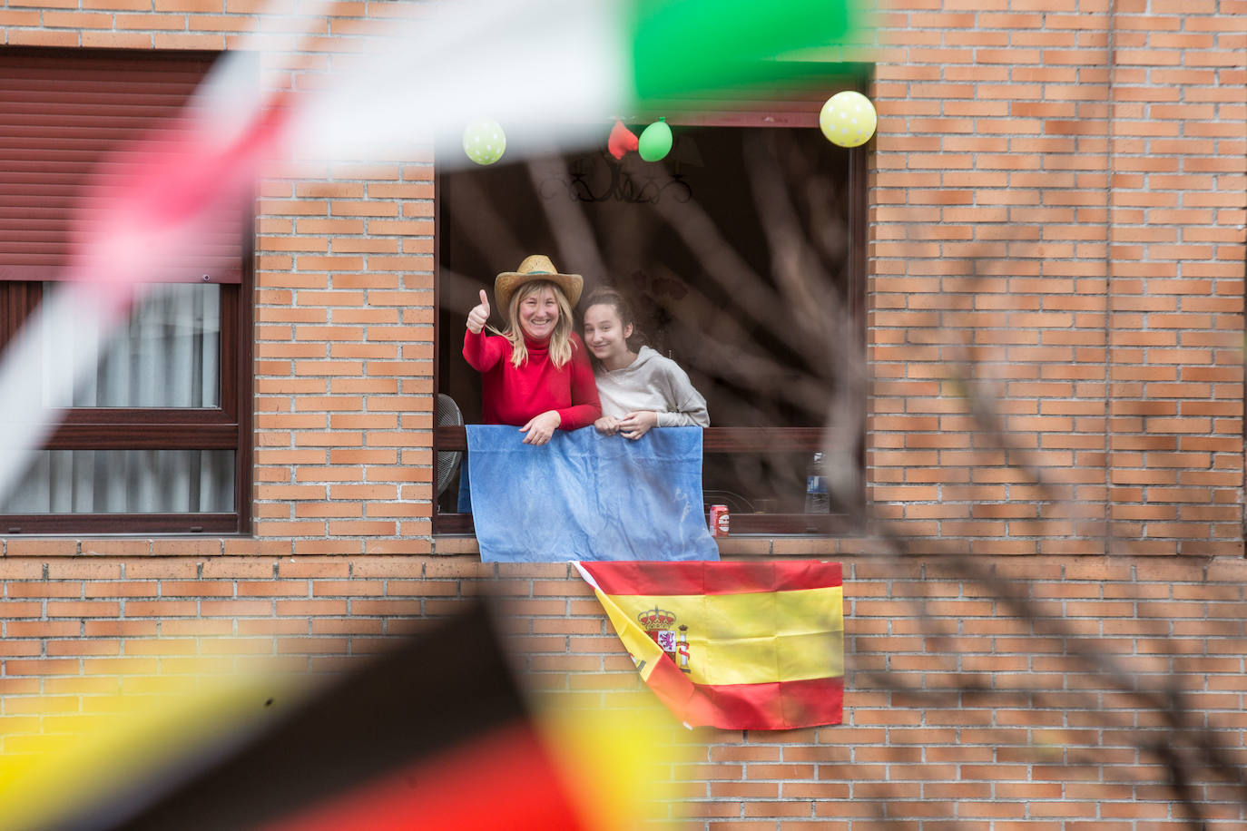 Avilés es fiel a sus tradiciones y el coronavirus no va a cambiar esta realidad. Los avilesinos han decidido celebrar, como cada año, la Comida en la Calle. Eso sí, en esta edición lo harán acompañados por sus vecinos y desde los balcones de sus casas. 