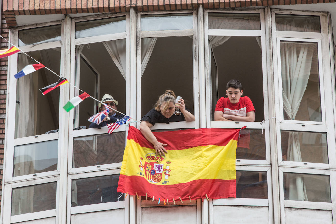 Avilés es fiel a sus tradiciones y el coronavirus no va a cambiar esta realidad. Los avilesinos han decidido celebrar, como cada año, la Comida en la Calle. Eso sí, en esta edición lo harán acompañados por sus vecinos y desde los balcones de sus casas. 