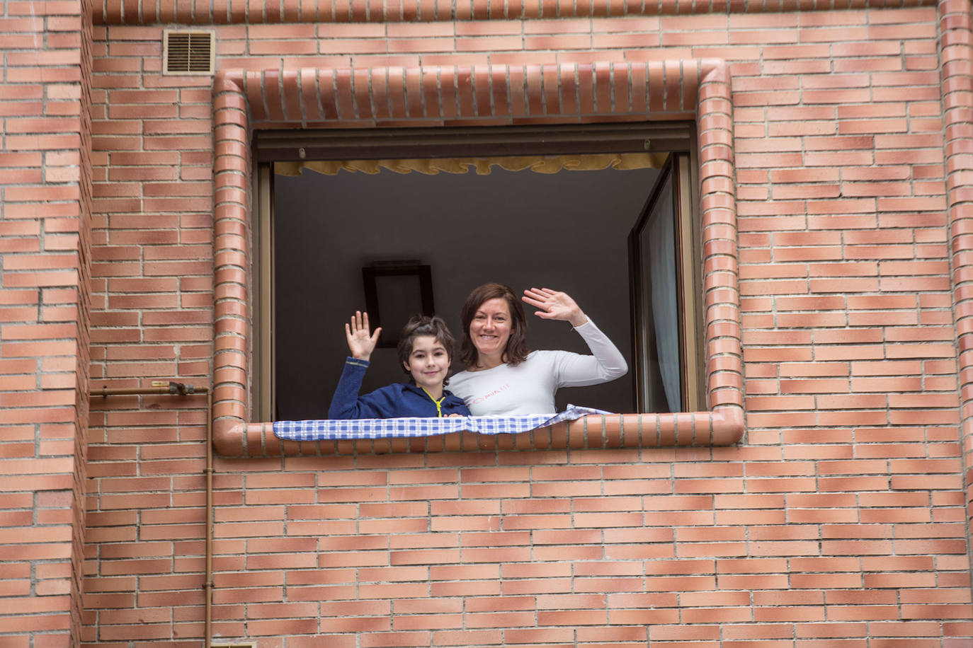 Avilés es fiel a sus tradiciones y el coronavirus no va a cambiar esta realidad. Los avilesinos han decidido celebrar, como cada año, la Comida en la Calle. Eso sí, en esta edición lo harán acompañados por sus vecinos y desde los balcones de sus casas. 