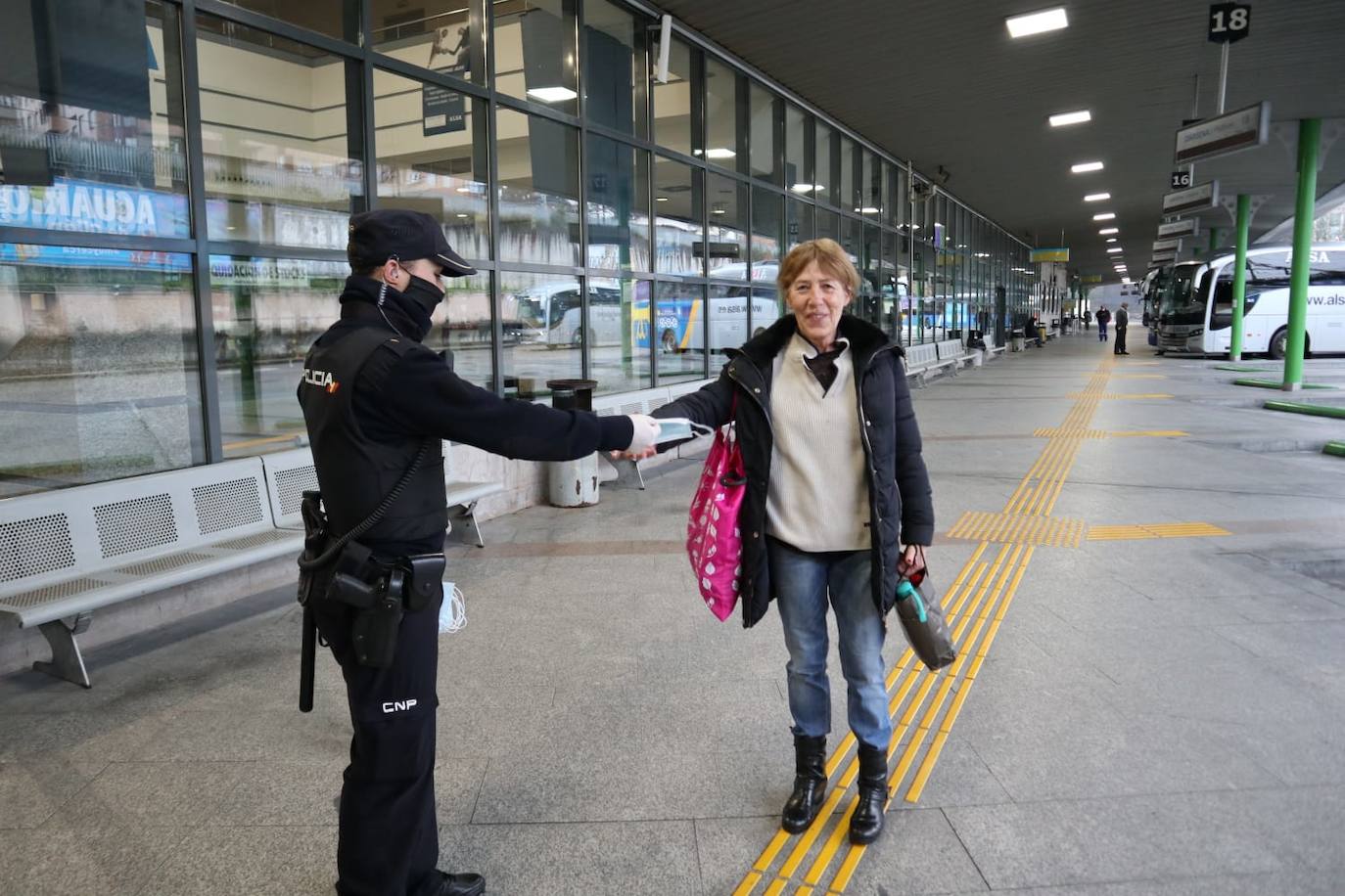 Los voluntarios de Protección Civil se encontraron con pocos trabajadores a los que entregar la protección para usar el transporte público