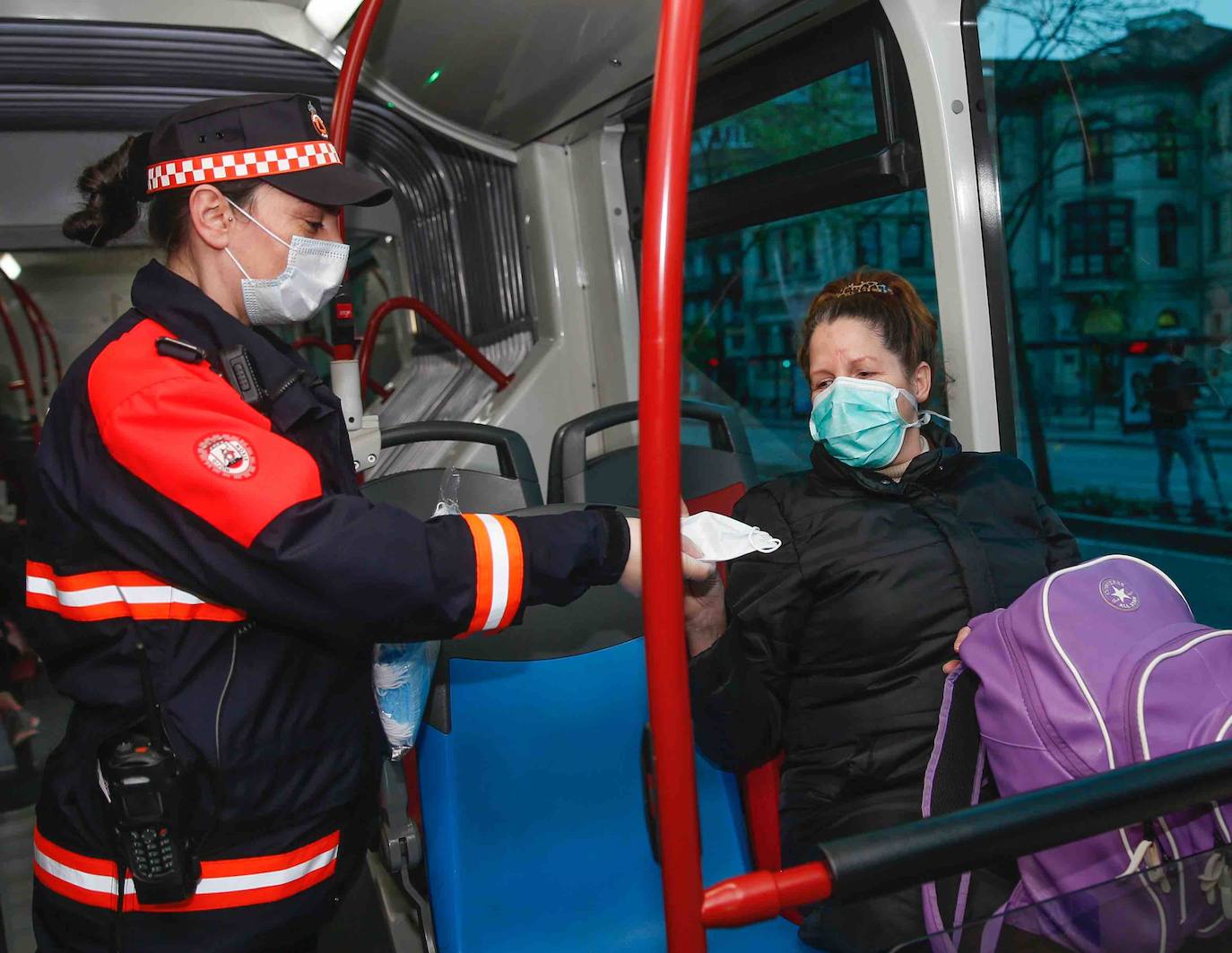 Los voluntarios de Protección Civil se encontraron con pocos trabajadores a los que entregar la protección para usar el transporte público