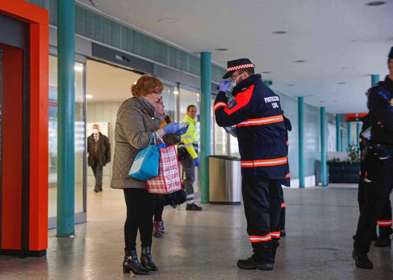 Los voluntarios de Protección Civil se encontraron con pocos trabajadores a los que entregar la protección para usar el transporte público