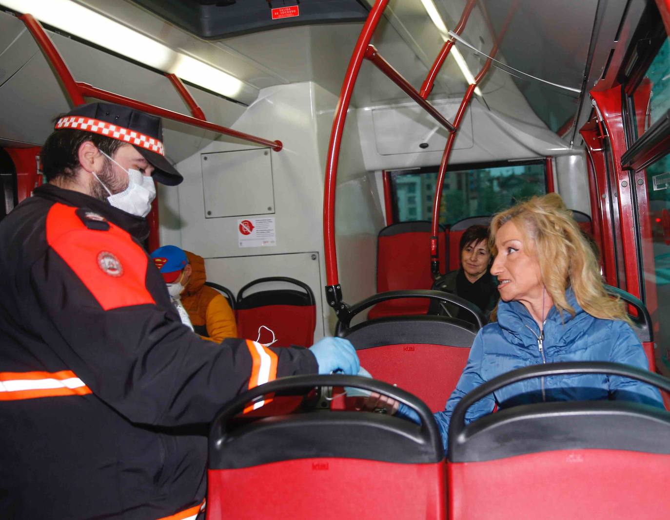 Los voluntarios de Protección Civil se encontraron con pocos trabajadores a los que entregar la protección para usar el transporte público