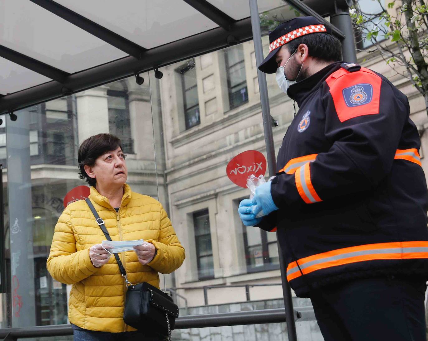 Los voluntarios de Protección Civil se encontraron con pocos trabajadores a los que entregar la protección para usar el transporte público