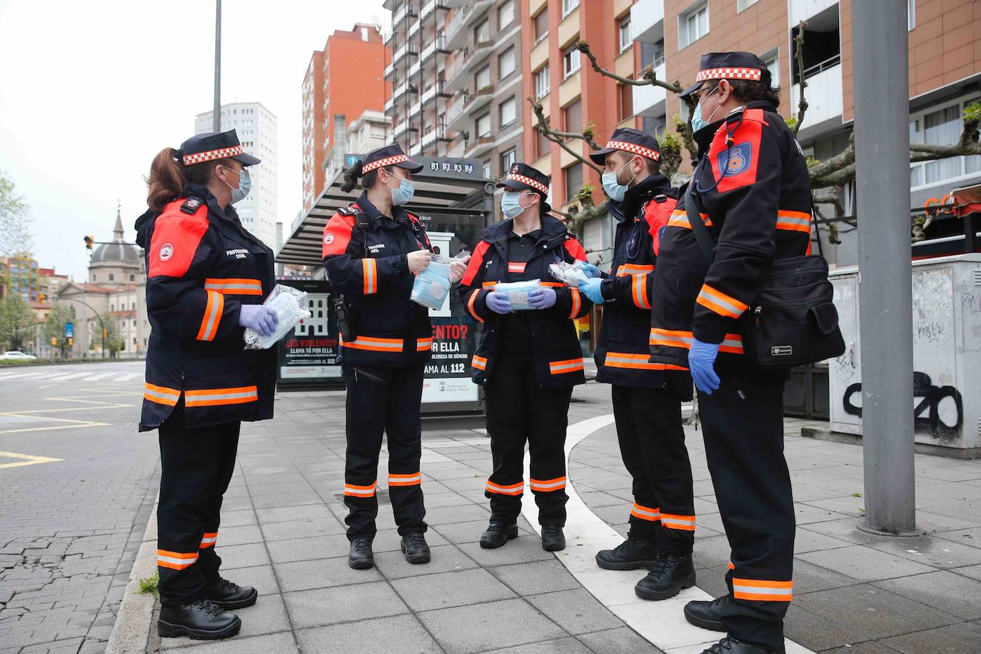 Los voluntarios de Protección Civil se encontraron con pocos trabajadores a los que entregar la protección para usar el transporte público