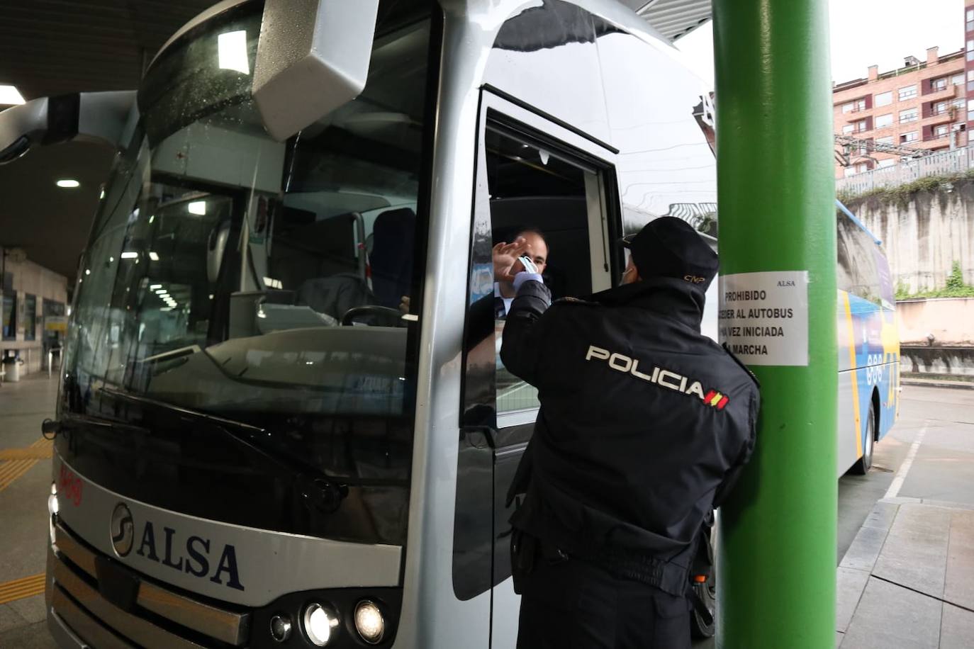 Los voluntarios de Protección Civil se encontraron con pocos trabajadores a los que entregar la protección para usar el transporte público