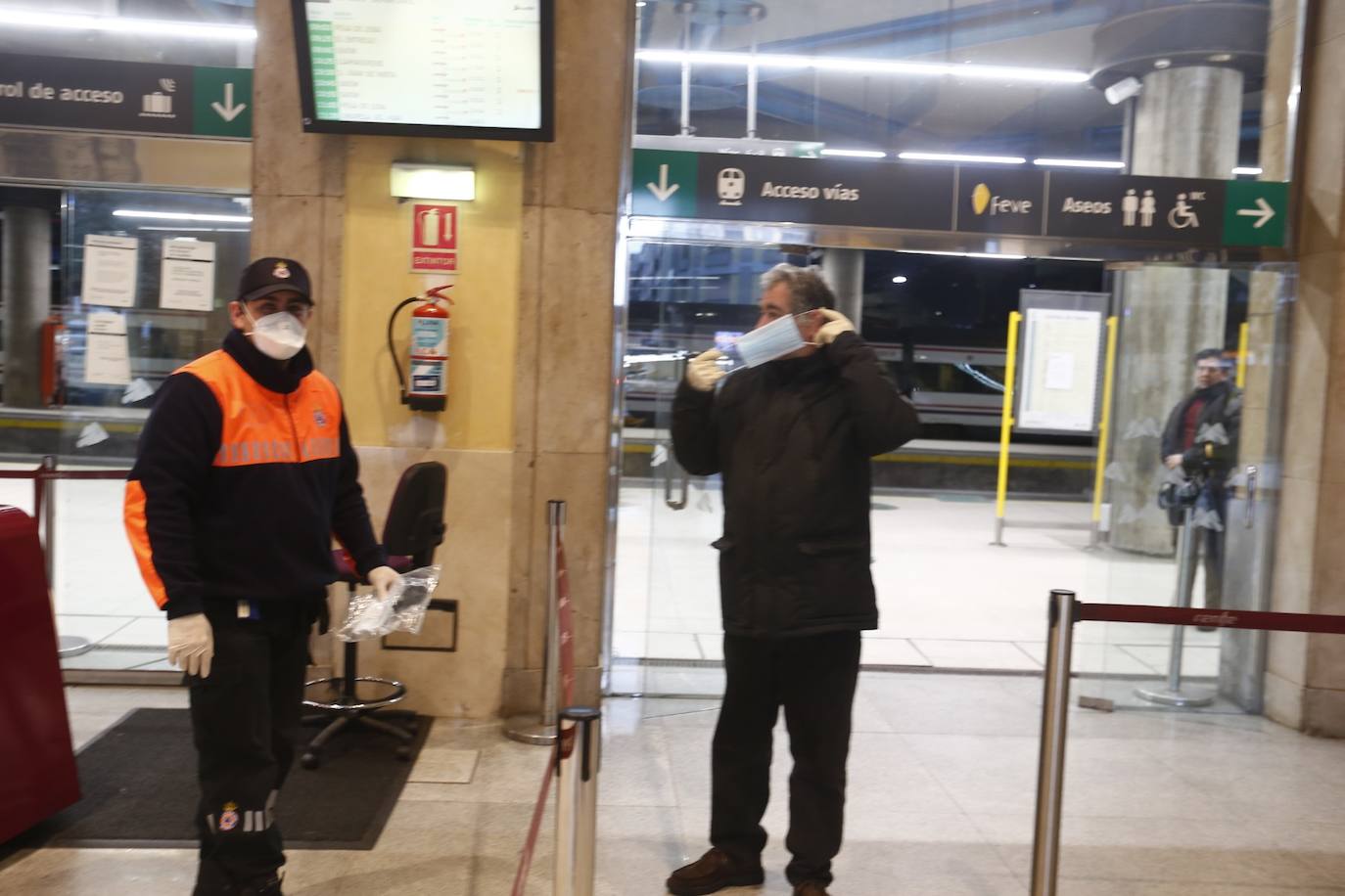 Los voluntarios de Protección Civil se encontraron con pocos trabajadores a los que entregar la protección para usar el transporte público