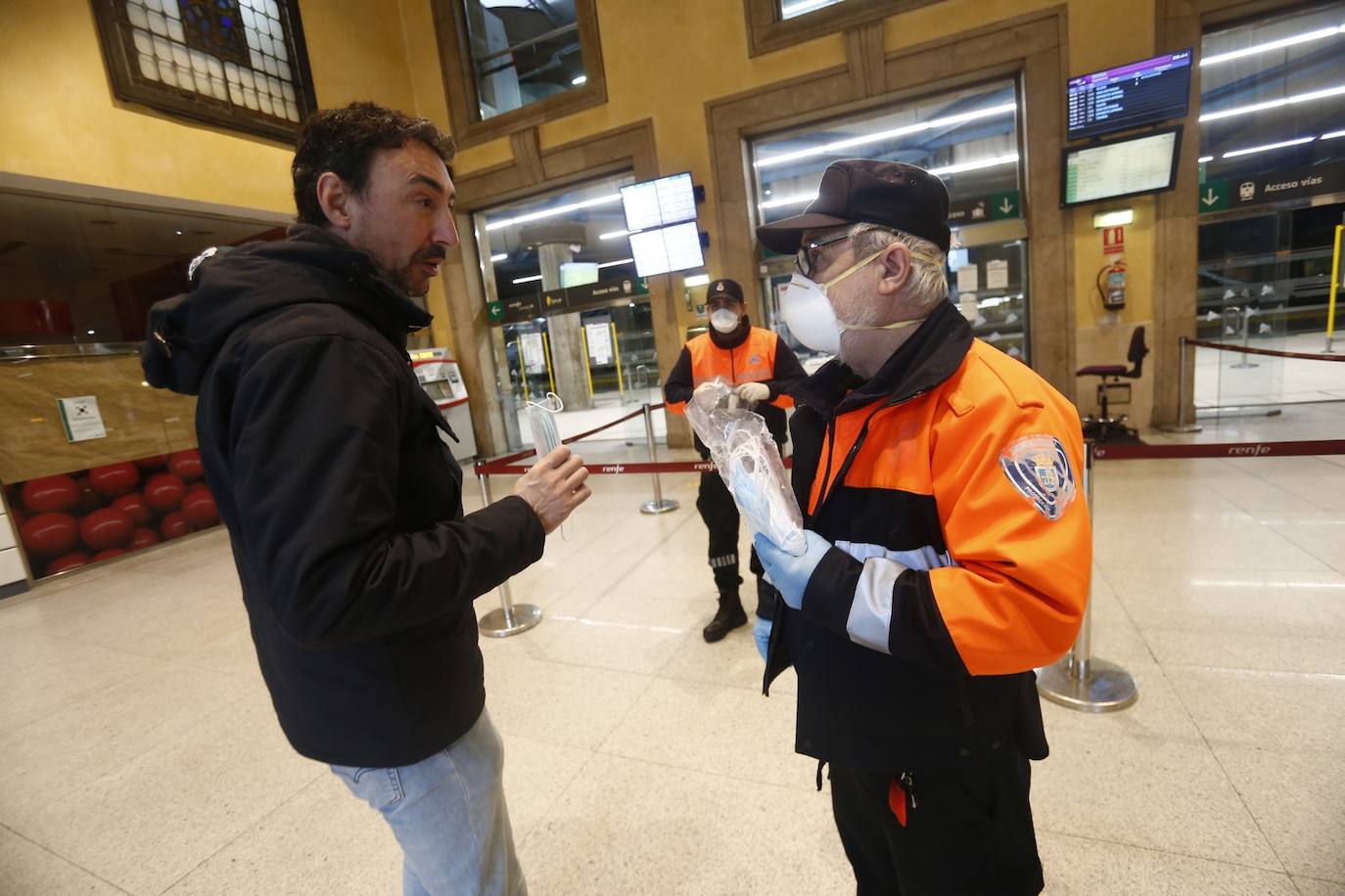 Los voluntarios de Protección Civil se encontraron con pocos trabajadores a los que entregar la protección para usar el transporte público