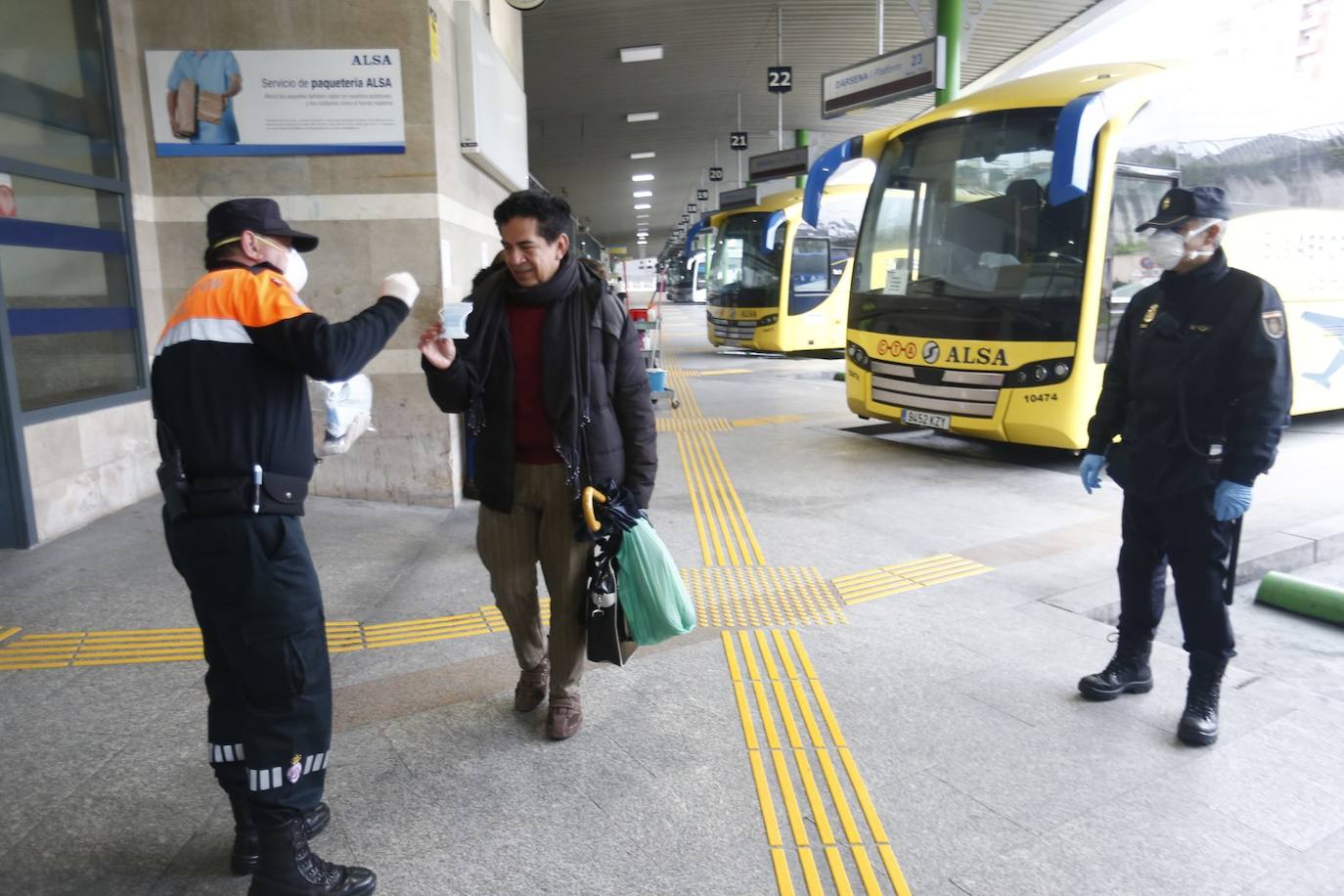 Los voluntarios de Protección Civil se encontraron con pocos trabajadores a los que entregar la protección para usar el transporte público