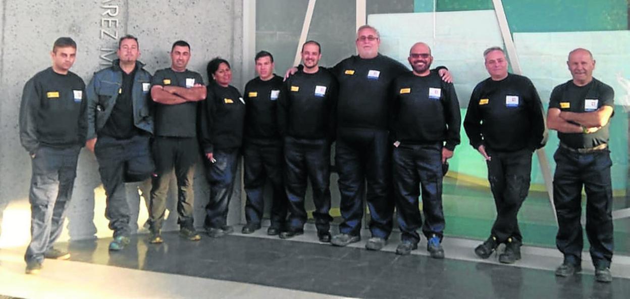 Los alumnos y monitores del taller de empleo de Onís. 