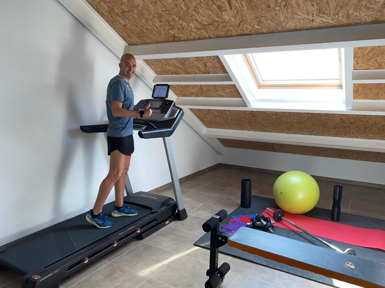 Pablo González Fuertes, durante su entrenamiento en casa. 