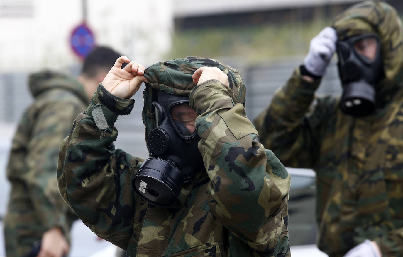 Efectivos del Regimiento de Infantería 'Príncipe' 3 del cuartel de Cabo Noval visitaron este lunes la Residencia Ovida de Oviedo para limpiar y desinfectar las instalaciones en el marco de las medidas de contención del COVID-19.