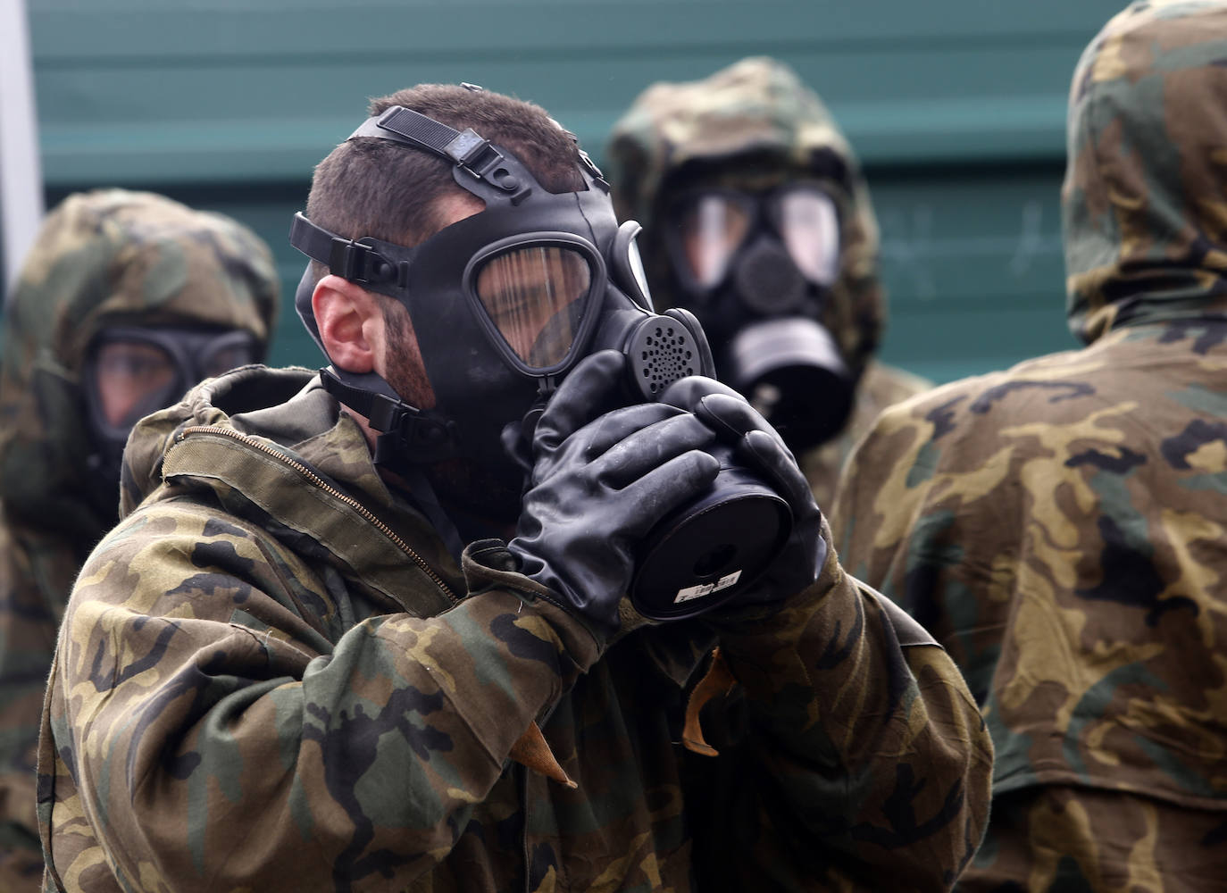 Efectivos del Regimiento de Infantería 'Príncipe' 3 del cuartel de Cabo Noval visitaron este lunes la Residencia Ovida de Oviedo para limpiar y desinfectar las instalaciones en el marco de las medidas de contención del COVID-19.