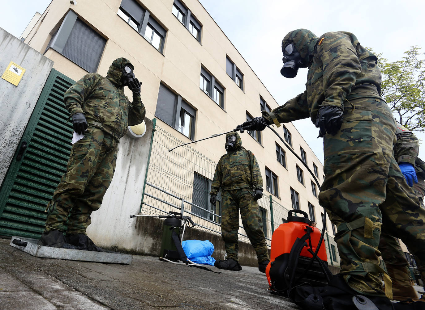 Efectivos del Regimiento de Infantería 'Príncipe' 3 del cuartel de Cabo Noval visitaron este lunes la Residencia Ovida de Oviedo para limpiar y desinfectar las instalaciones en el marco de las medidas de contención del COVID-19.