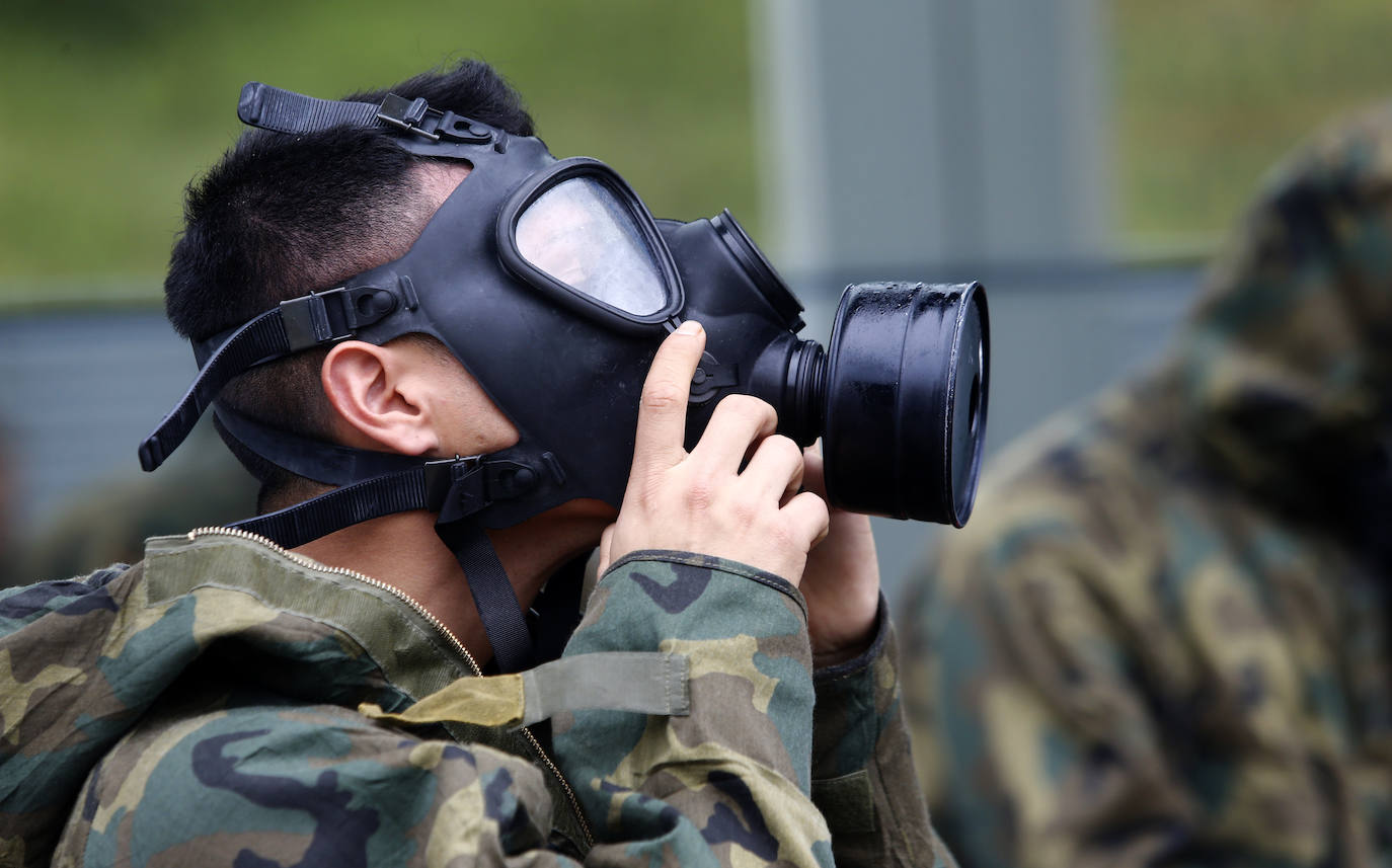 Efectivos del Regimiento de Infantería 'Príncipe' 3 del cuartel de Cabo Noval visitaron este lunes la Residencia Ovida de Oviedo para limpiar y desinfectar las instalaciones en el marco de las medidas de contención del COVID-19.