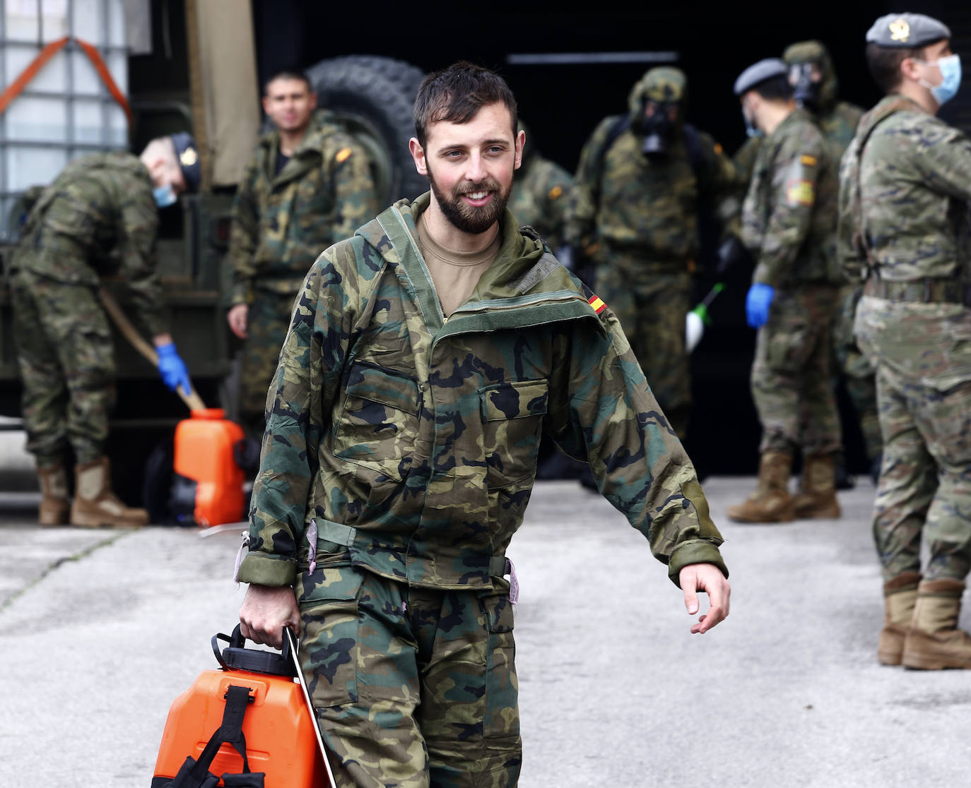 Efectivos del Regimiento de Infantería 'Príncipe' 3 del cuartel de Cabo Noval visitaron este lunes la Residencia Ovida de Oviedo para limpiar y desinfectar las instalaciones en el marco de las medidas de contención del COVID-19.