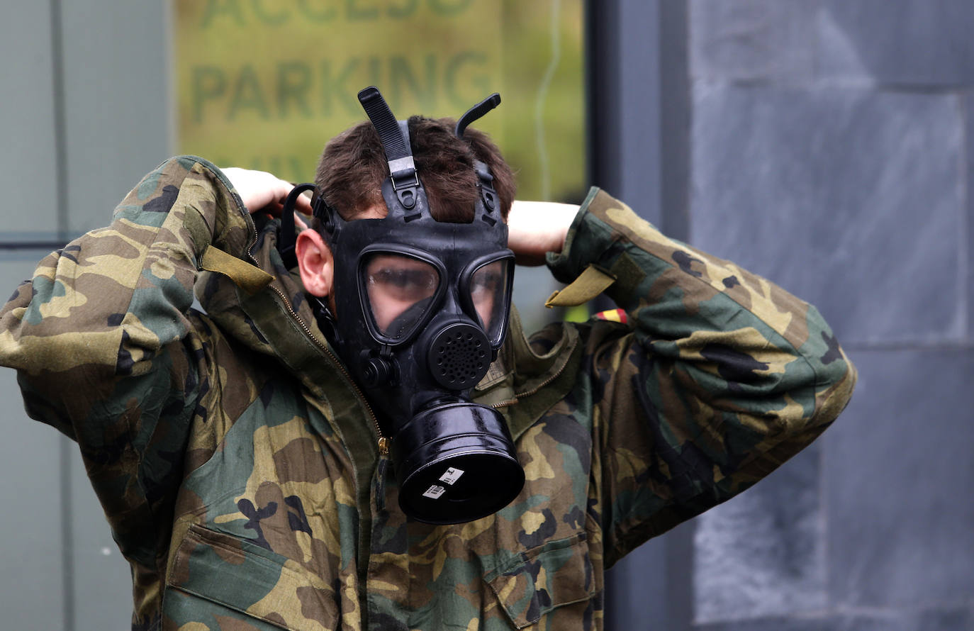 Efectivos del Regimiento de Infantería 'Príncipe' 3 del cuartel de Cabo Noval visitaron este lunes la Residencia Ovida de Oviedo para limpiar y desinfectar las instalaciones en el marco de las medidas de contención del COVID-19.