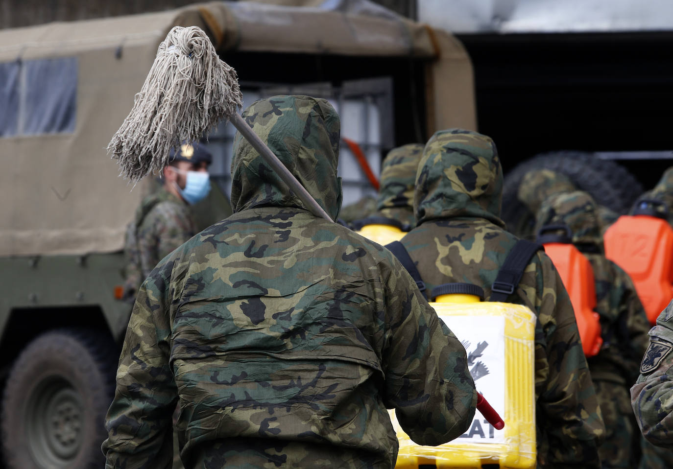 Efectivos del Regimiento de Infantería 'Príncipe' 3 del cuartel de Cabo Noval visitaron este lunes la Residencia Ovida de Oviedo para limpiar y desinfectar las instalaciones en el marco de las medidas de contención del COVID-19.