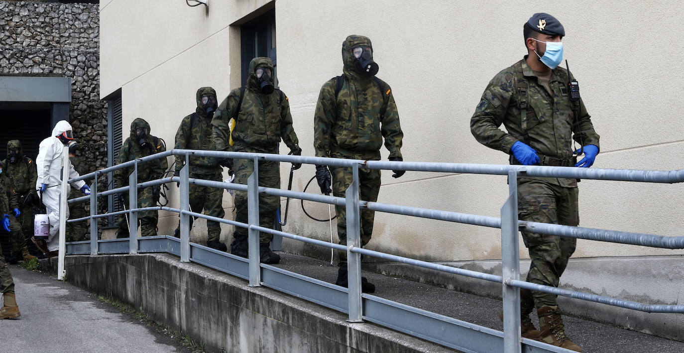 Efectivos del Regimiento de Infantería 'Príncipe' 3 del cuartel de Cabo Noval visitaron este lunes la Residencia Ovida de Oviedo para limpiar y desinfectar las instalaciones en el marco de las medidas de contención del COVID-19.