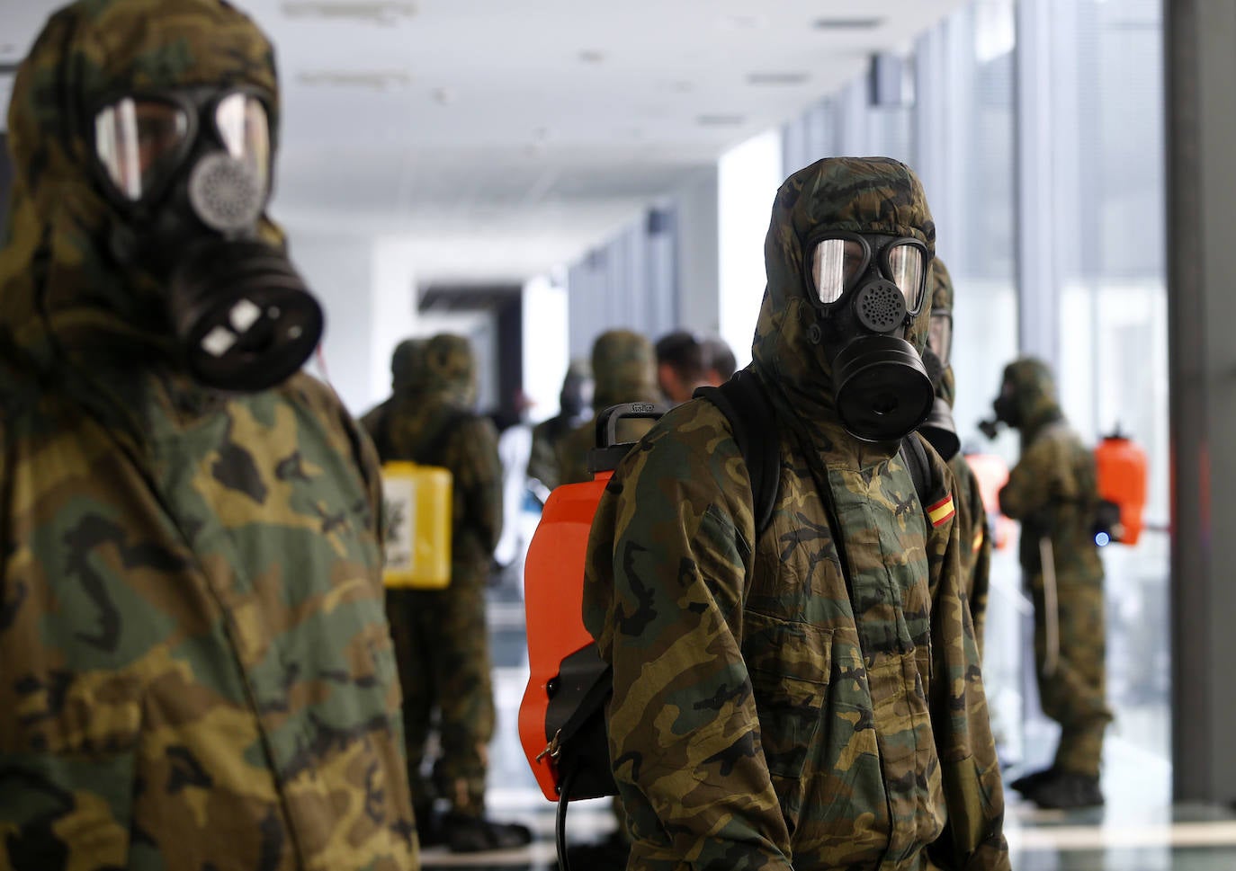 Efectivos del Regimiento de Infantería 'Príncipe' 3 del cuartel de Cabo Noval visitaron este lunes la Residencia Ovida de Oviedo para limpiar y desinfectar las instalaciones en el marco de las medidas de contención del COVID-19.