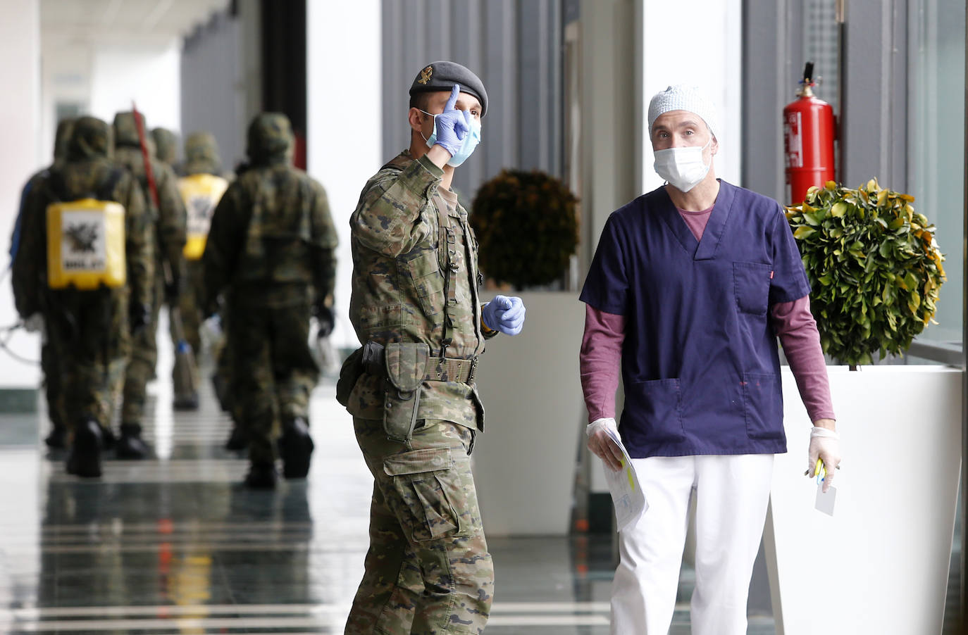 Efectivos del Regimiento de Infantería 'Príncipe' 3 del cuartel de Cabo Noval visitaron este lunes la Residencia Ovida de Oviedo para limpiar y desinfectar las instalaciones en el marco de las medidas de contención del COVID-19.