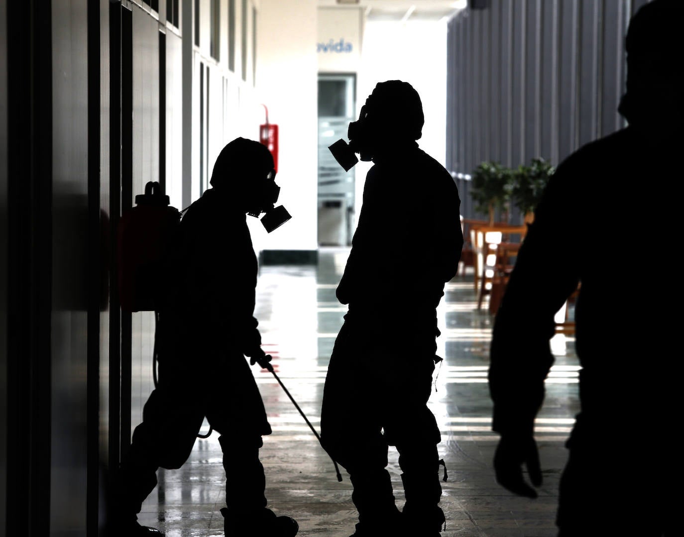 Efectivos del Regimiento de Infantería 'Príncipe' 3 del cuartel de Cabo Noval visitaron este lunes la Residencia Ovida de Oviedo para limpiar y desinfectar las instalaciones en el marco de las medidas de contención del COVID-19.