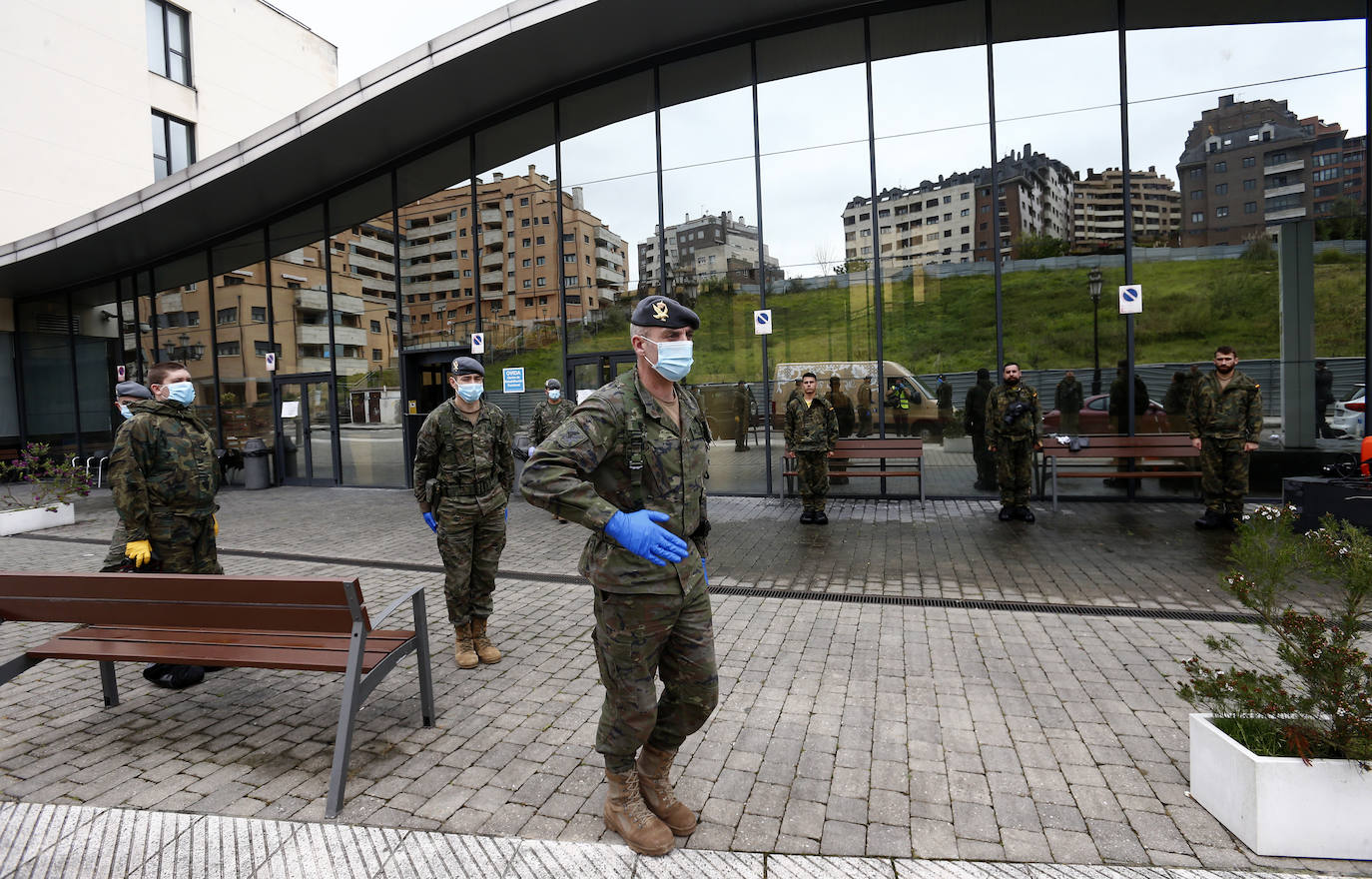 Efectivos del Regimiento de Infantería 'Príncipe' 3 del cuartel de Cabo Noval visitaron este lunes la Residencia Ovida de Oviedo para limpiar y desinfectar las instalaciones en el marco de las medidas de contención del COVID-19.