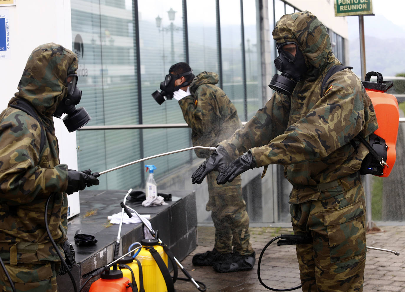 Efectivos del Regimiento de Infantería 'Príncipe' 3 del cuartel de Cabo Noval visitaron este lunes la Residencia Ovida de Oviedo para limpiar y desinfectar las instalaciones en el marco de las medidas de contención del COVID-19.