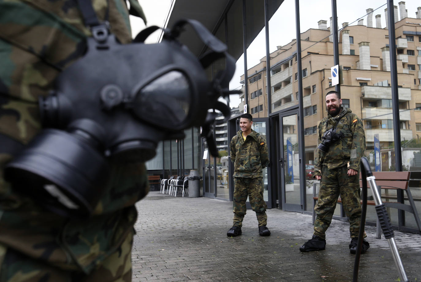 Efectivos del Regimiento de Infantería 'Príncipe' 3 del cuartel de Cabo Noval visitaron este lunes la Residencia Ovida de Oviedo para limpiar y desinfectar las instalaciones en el marco de las medidas de contención del COVID-19.