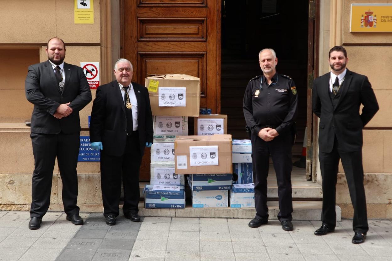 Representantes de Los Estudiantes y de la Policía durante la entrega. 