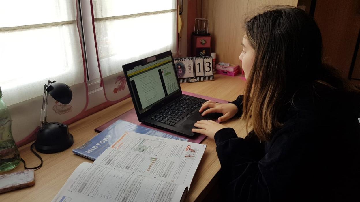 Haydé Bartolomé, alumna de segundo de la ESO del IES Emilio Alarcos, con sus tareas. 