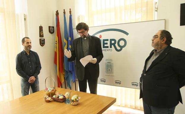 El momento de la bendición a cargo del párroco de Pola de Siero, Juan Manuel Hevia, acompañado del alcalde de Siero, Ángel García, y del presidente de la Sociedad de Festejos polesa, Jenaro Soto