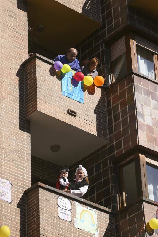 La Pola vive su martes de los Güevos Pintos marcado por el estado de alarma, limitado a una inédita telebendición en diferido y una llamada a entonar el himno de Asturias. Pero la celebración no se ha cancelado y ha tenido lugar desde las ventanas. 