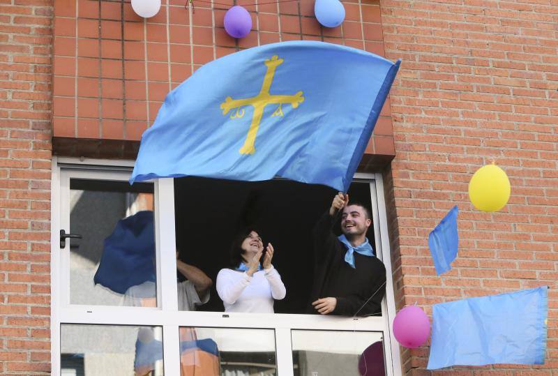 La Pola vive su martes de los Güevos Pintos marcado por el estado de alarma, limitado a una inédita telebendición en diferido y una llamada a entonar el himno de Asturias. Pero la celebración no se ha cancelado y ha tenido lugar desde las ventanas. 