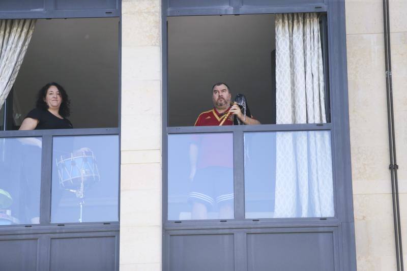 La Pola vive su martes de los Güevos Pintos marcado por el estado de alarma, limitado a una inédita telebendición en diferido y una llamada a entonar el himno de Asturias. Pero la celebración no se ha cancelado y ha tenido lugar desde las ventanas. 