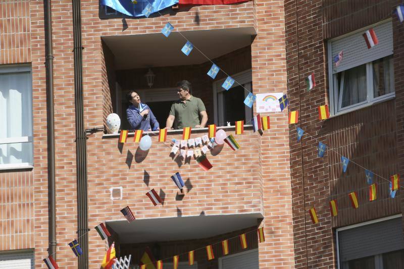 La Pola vive su martes de los Güevos Pintos marcado por el estado de alarma, limitado a una inédita telebendición en diferido y una llamada a entonar el himno de Asturias. Pero la celebración no se ha cancelado y ha tenido lugar desde las ventanas. 