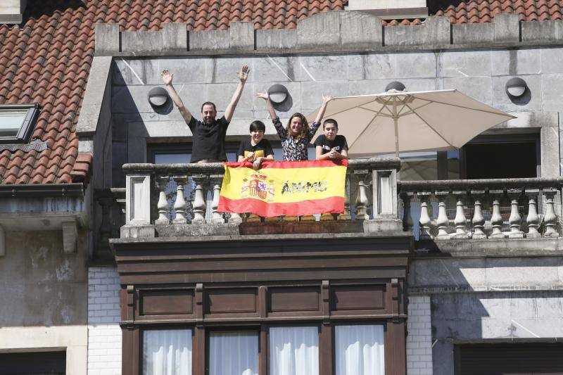 La Pola vive su martes de los Güevos Pintos marcado por el estado de alarma, limitado a una inédita telebendición en diferido y una llamada a entonar el himno de Asturias. Pero la celebración no se ha cancelado y ha tenido lugar desde las ventanas. 